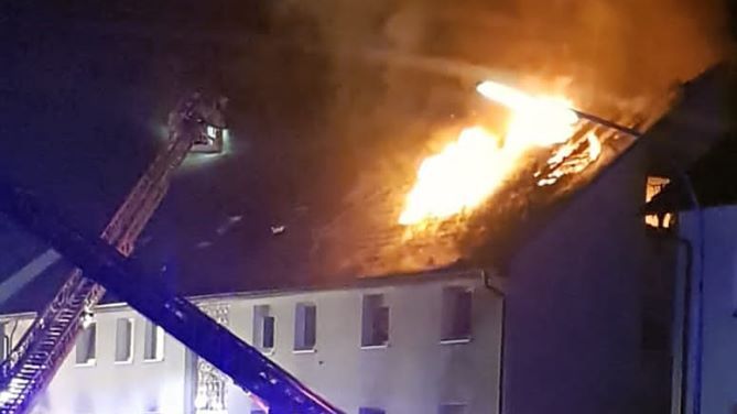 Dachstuhlbrand eines Mehrfamilienhauses